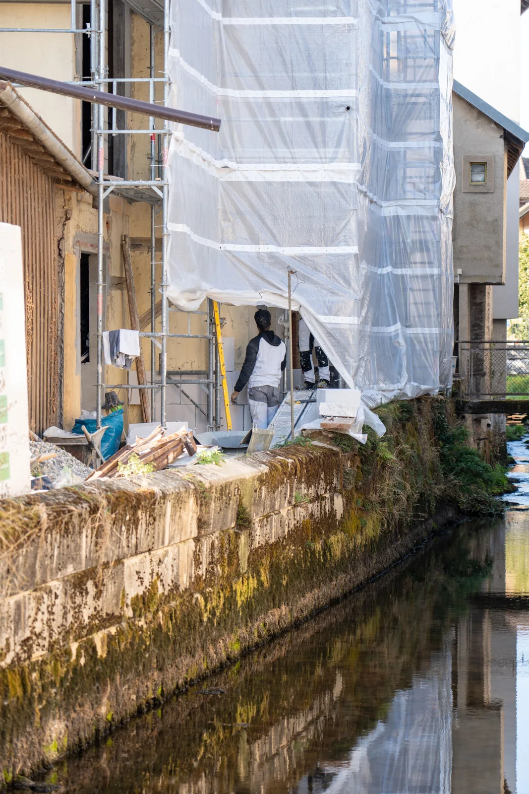 Échafaudage installé contre la façade d’un bâtiment en cours de rénovation