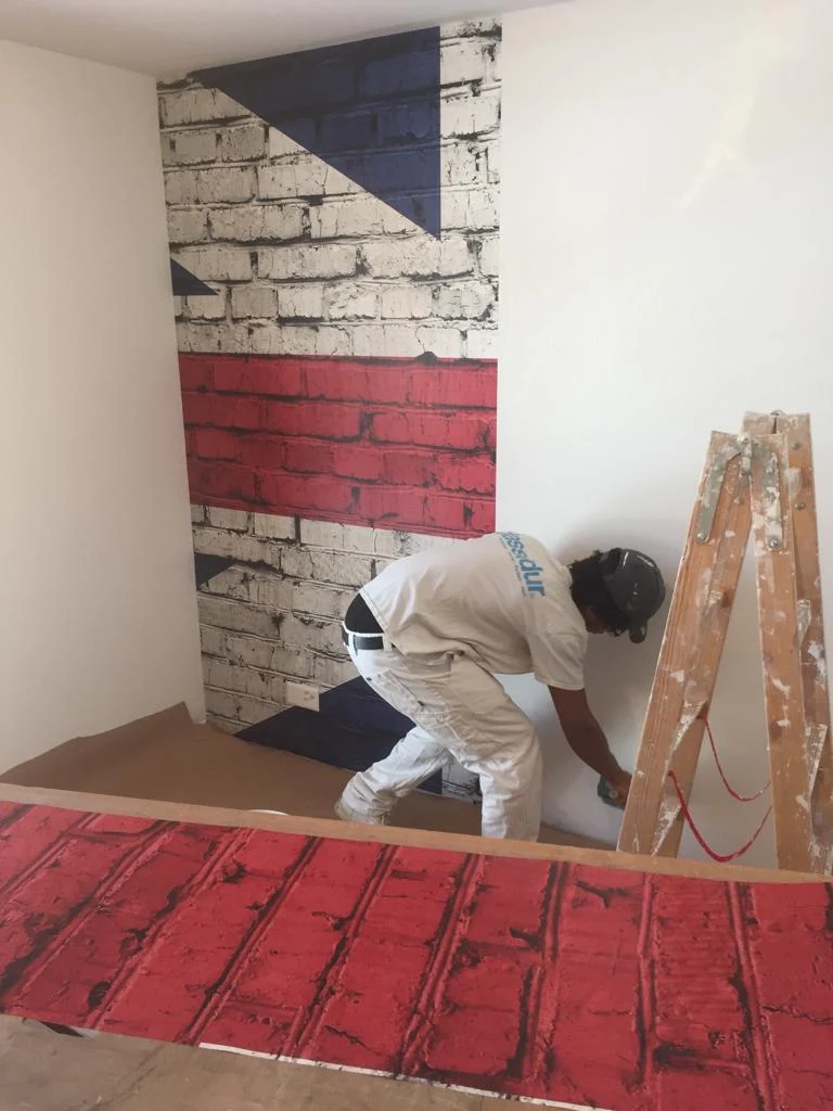 Pose d’un décor mural à motifs de briques rouges et grises